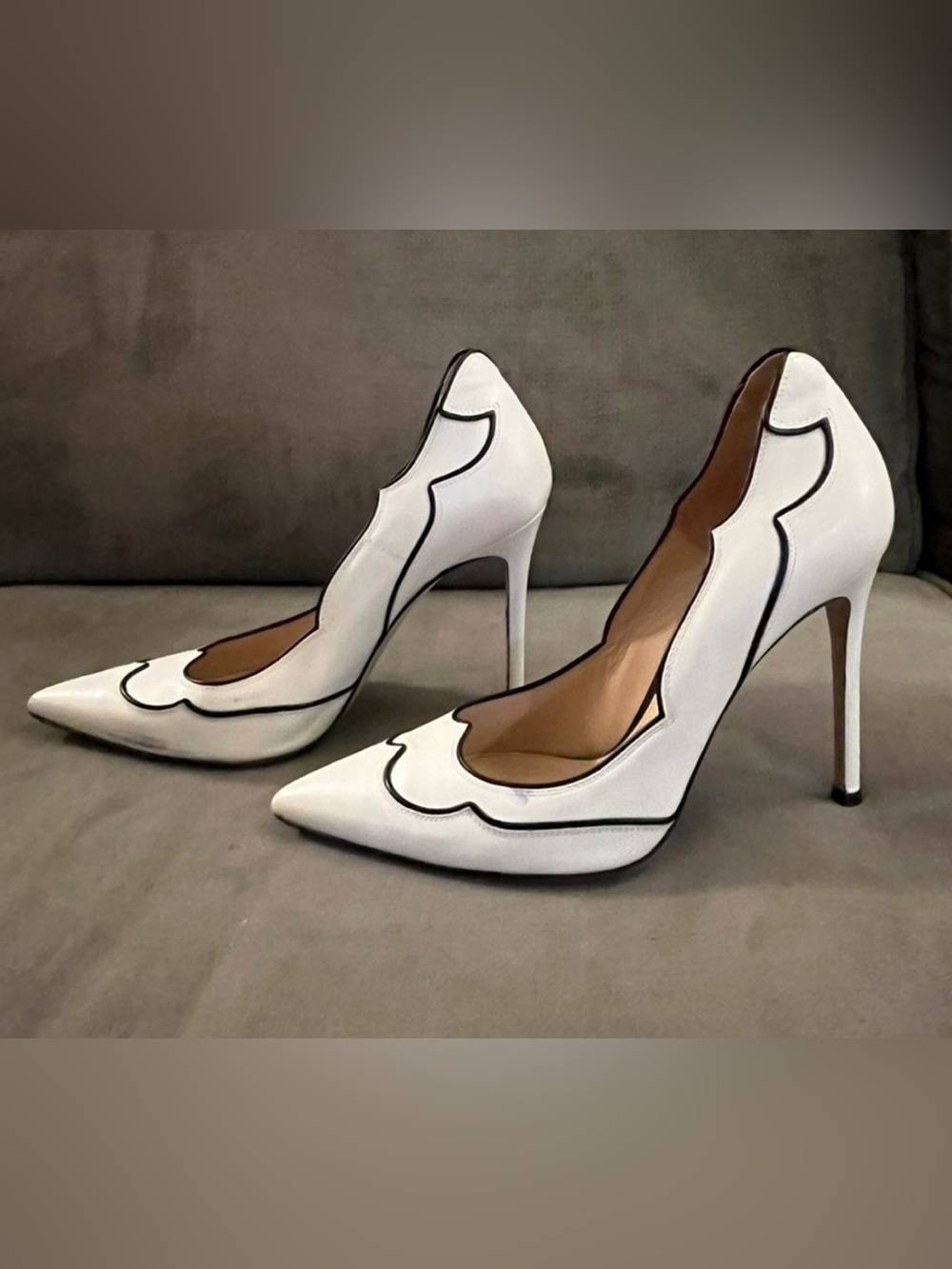GIANVITO ROSSI Lucille White Scalloped Leather Pointed Toe Pumps Heels Size 38 - Picture 4 of 16